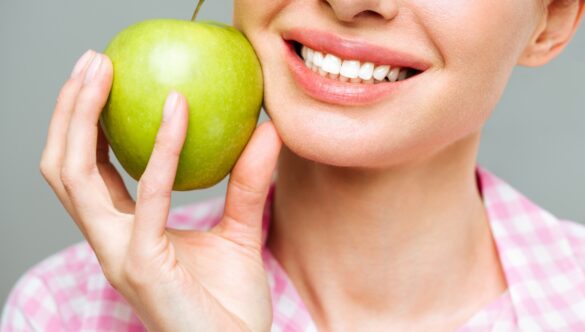 FOODS THAT HELP TO WHITEN YOUR TEETH